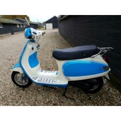 Vespa look a like snorscooter uit 2013 met zeer lage km stnd