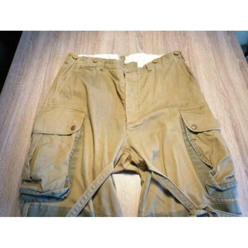 US M42 broek, US jumpboots, overjas en toebehoren