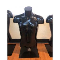 Voetbal shirt display. Vijf zwarte torso’s man