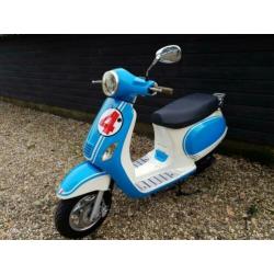 Vespa look a like snorscooter uit 2013 met zeer lage km stnd