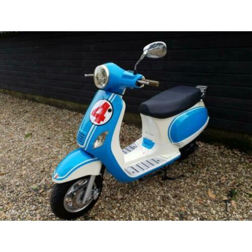 Vespa look a like snorscooter uit 2013 met zeer lage km stnd