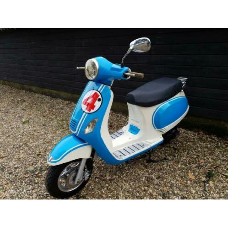 Vespa look a like snorscooter uit 2013 met zeer lage km stnd