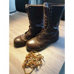 US M42 broek, US jumpboots, overjas en toebehoren