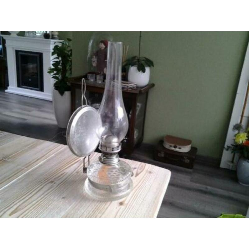 Mooie oude glazen olielamp.