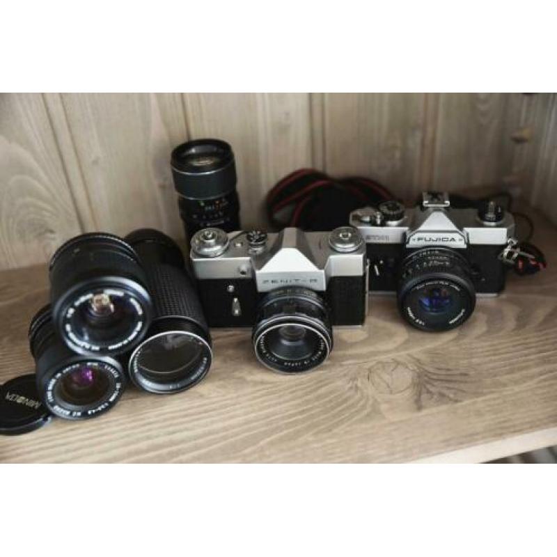 Vintage camera's met diverse lenzen, Zenit-B en Fujica STX-1