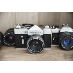 Vintage camera's met diverse lenzen, Zenit-B en Fujica STX-1