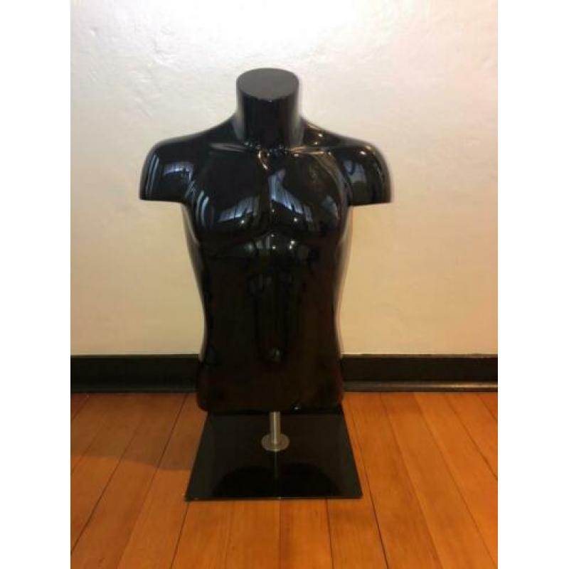Voetbal shirt display. Vijf zwarte torso’s man