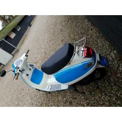 Vespa look a like snorscooter uit 2013 met zeer lage km stnd