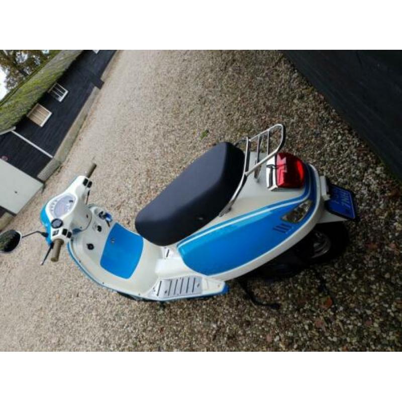 Vespa look a like snorscooter uit 2013 met zeer lage km stnd