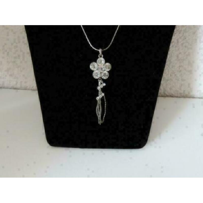 zilverkleurige ketting met strass bloem hanger