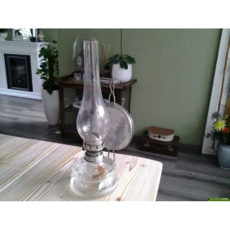 Mooie oude glazen olielamp.