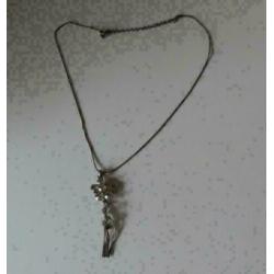 zilverkleurige ketting met strass bloem hanger