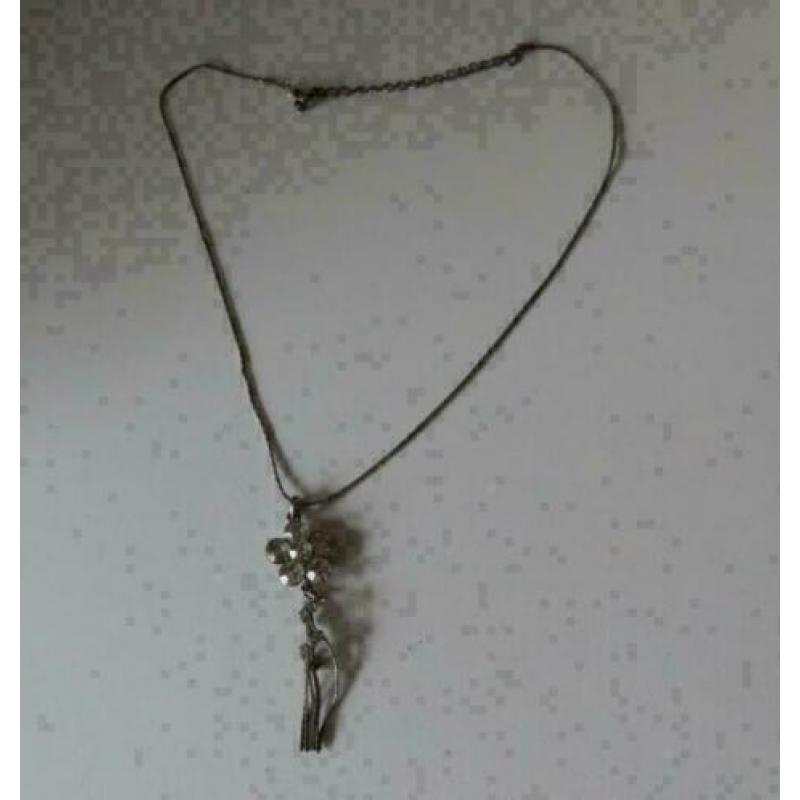 zilverkleurige ketting met strass bloem hanger