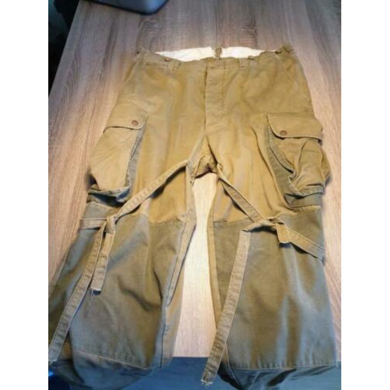 US M42 broek, US jumpboots, overjas en toebehoren