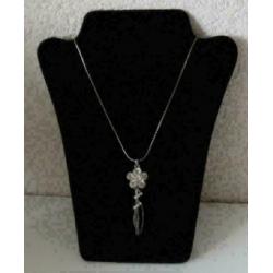 zilverkleurige ketting met strass bloem hanger