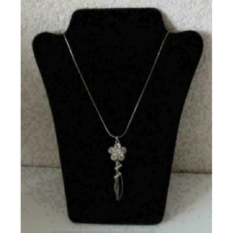 zilverkleurige ketting met strass bloem hanger