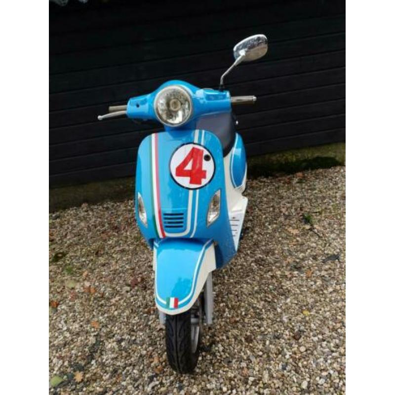 Vespa look a like snorscooter uit 2013 met zeer lage km stnd