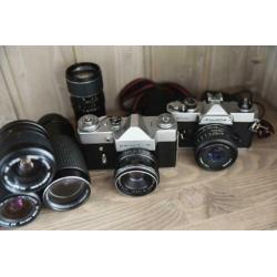 Vintage camera's met diverse lenzen, Zenit-B en Fujica STX-1