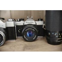 Vintage camera's met diverse lenzen, Zenit-B en Fujica STX-1
