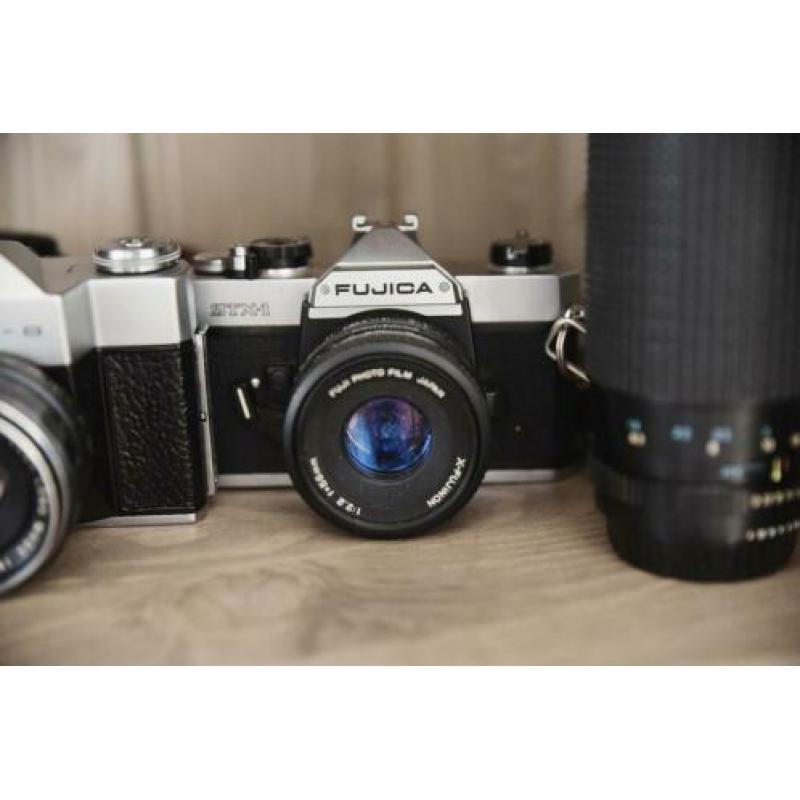 Vintage camera's met diverse lenzen, Zenit-B en Fujica STX-1