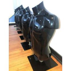 Voetbal shirt display. Vijf zwarte torso’s man