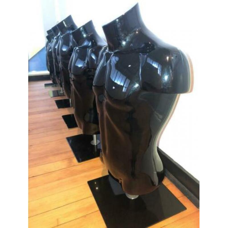 Voetbal shirt display. Vijf zwarte torso’s man