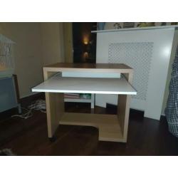 Gratis. Stevig bureau op wieltjes. Goede staat.