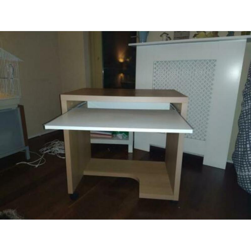 Gratis. Stevig bureau op wieltjes. Goede staat.