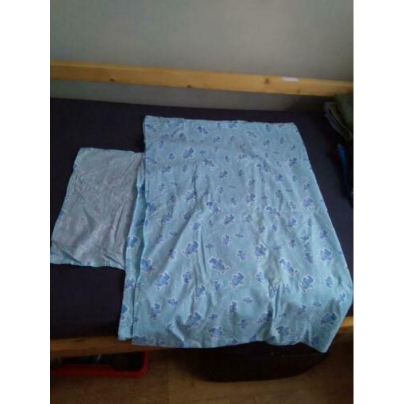 Camping plus matras en blauwe dekbedovertrek.