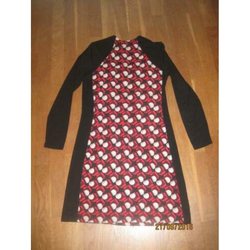 Taifun zwart met rood jurkje maat S
