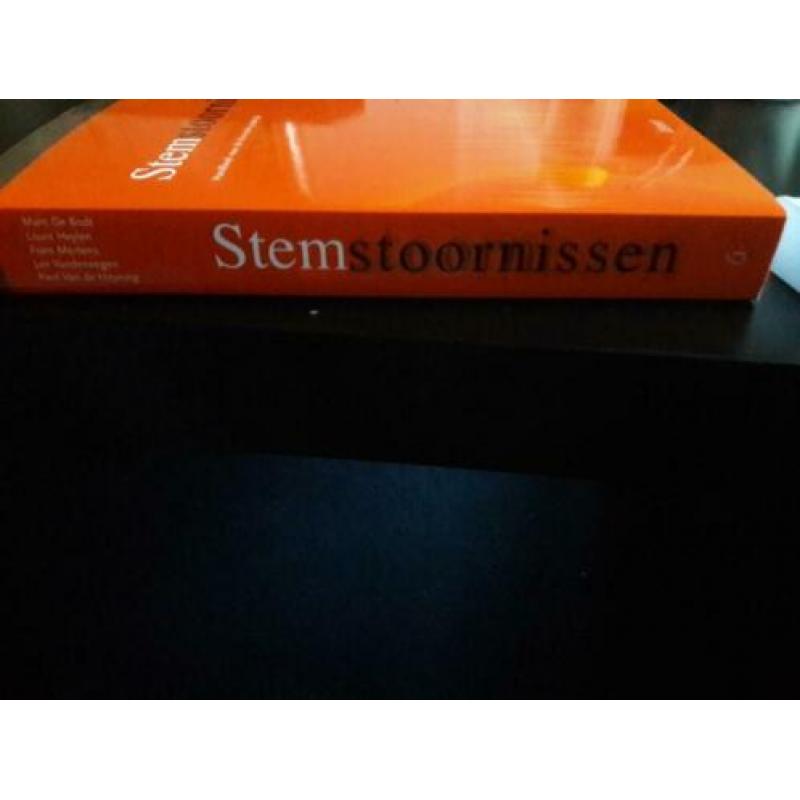 Boek 'stemstoornissen; handboek voor de klinische praktijk'