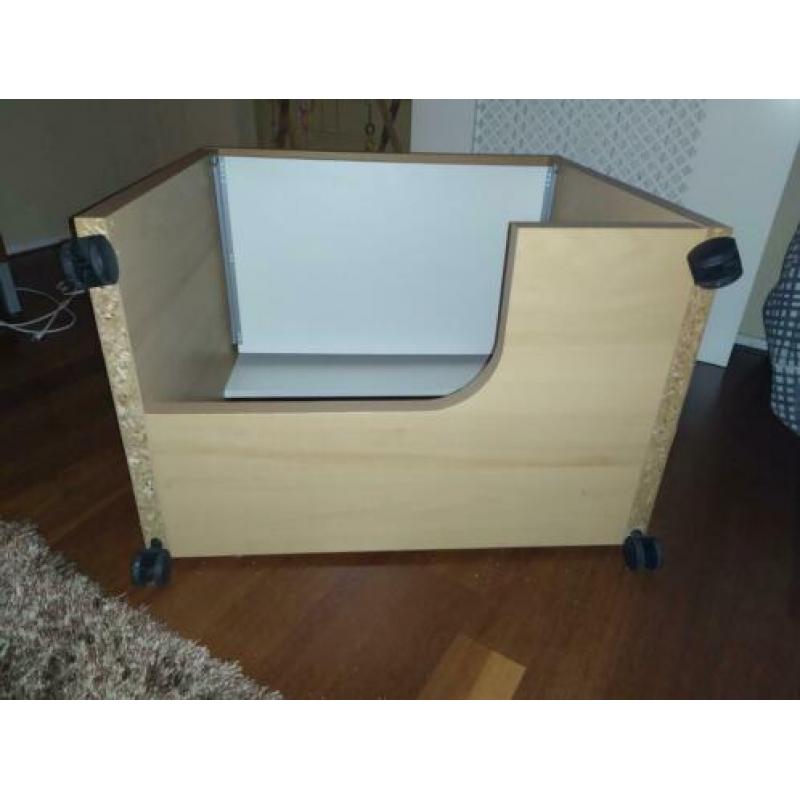Gratis. Stevig bureau op wieltjes. Goede staat.