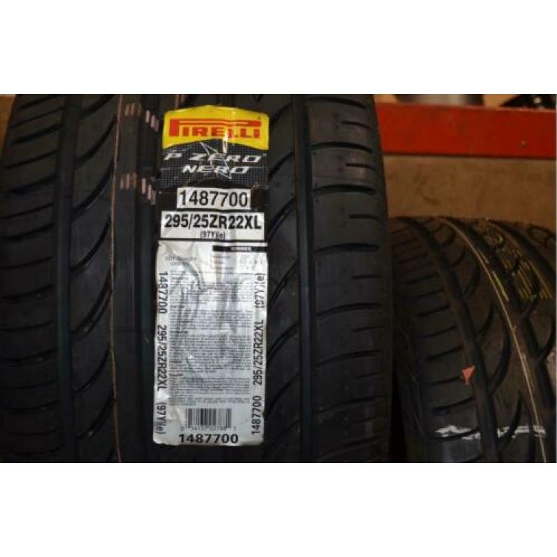 255/30R22 + 295/25R22 Nieuwe Pirelli P Zero Nero zomerbanden