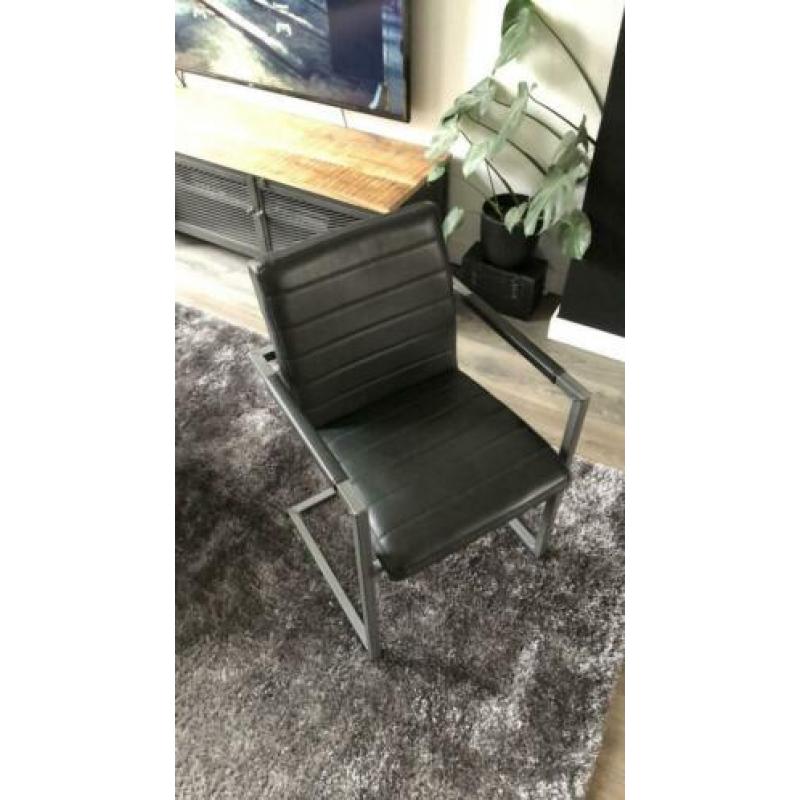 Industriële eettafel met stoelen