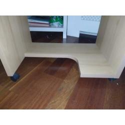 Gratis. Stevig bureau op wieltjes. Goede staat.