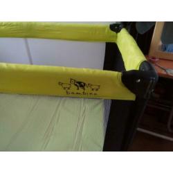 Camping plus matras en blauwe dekbedovertrek.