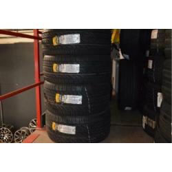 255/30R22 + 295/25R22 Nieuwe Pirelli P Zero Nero zomerbanden