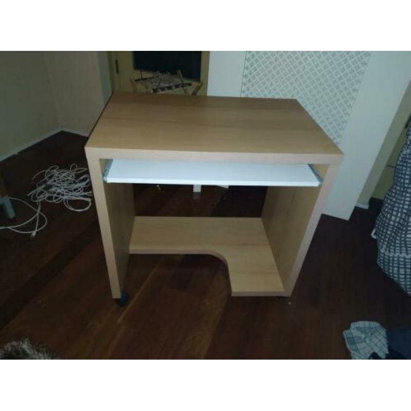 Gratis. Stevig bureau op wieltjes. Goede staat.