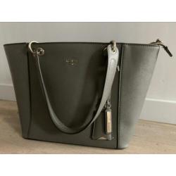 Guess handtas