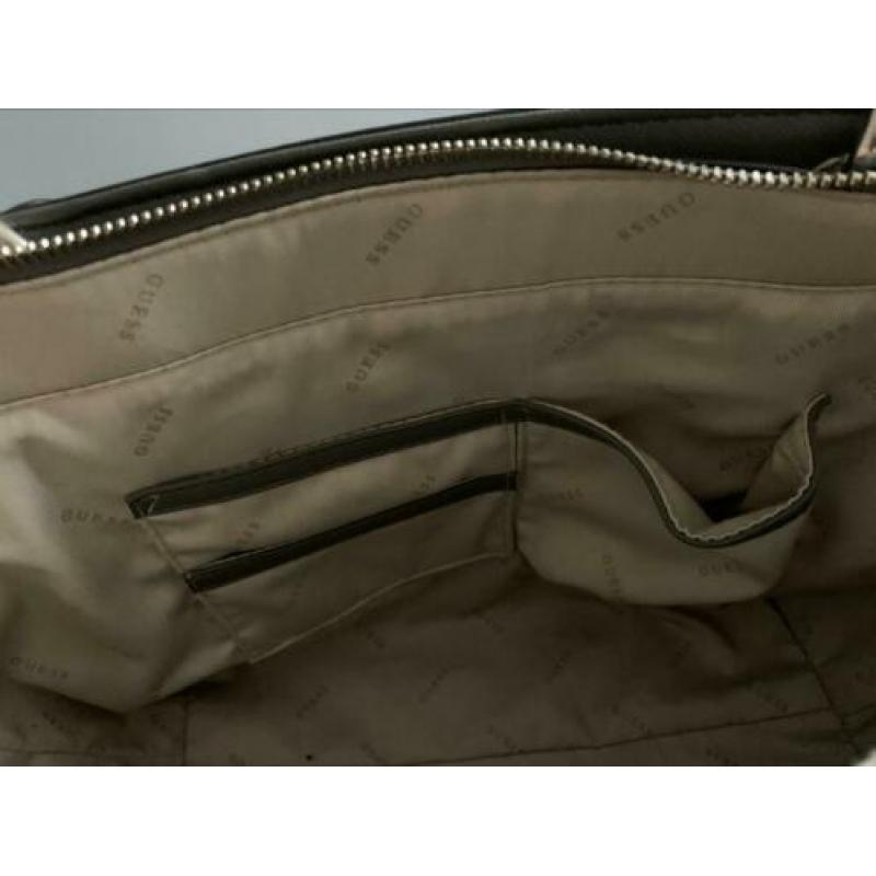 Guess handtas