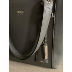 Guess handtas
