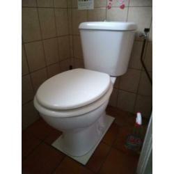 Toilet pot met bril.