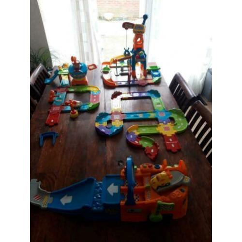 Vtech toet toet auto's 4 speelsets en extra wegen delen.