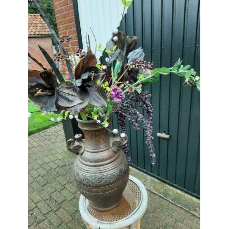 Vaas met kunstbloemen