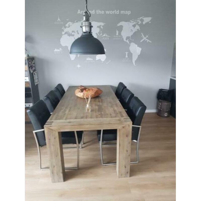 Complete eettafel +stoelen en lampen
