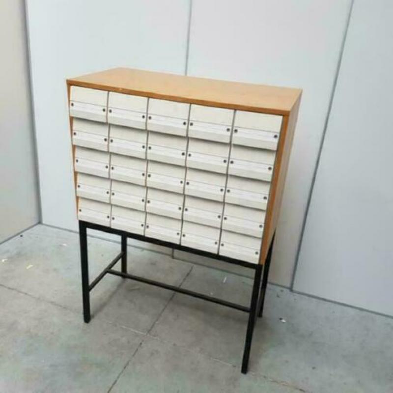 retro kasten met kunststof laden / bakken / kaartenbakken