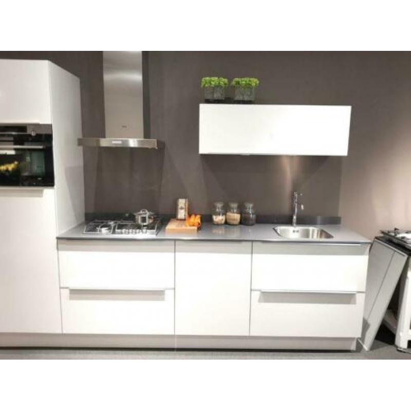 showroom keuken nieuw. incl.5 AEG apparaten