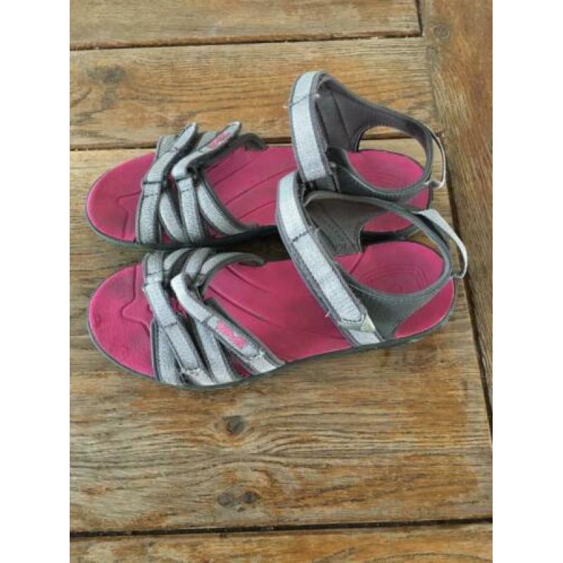 Teva sandalen maat 36.