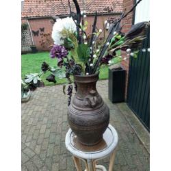 Vaas met kunstbloemen