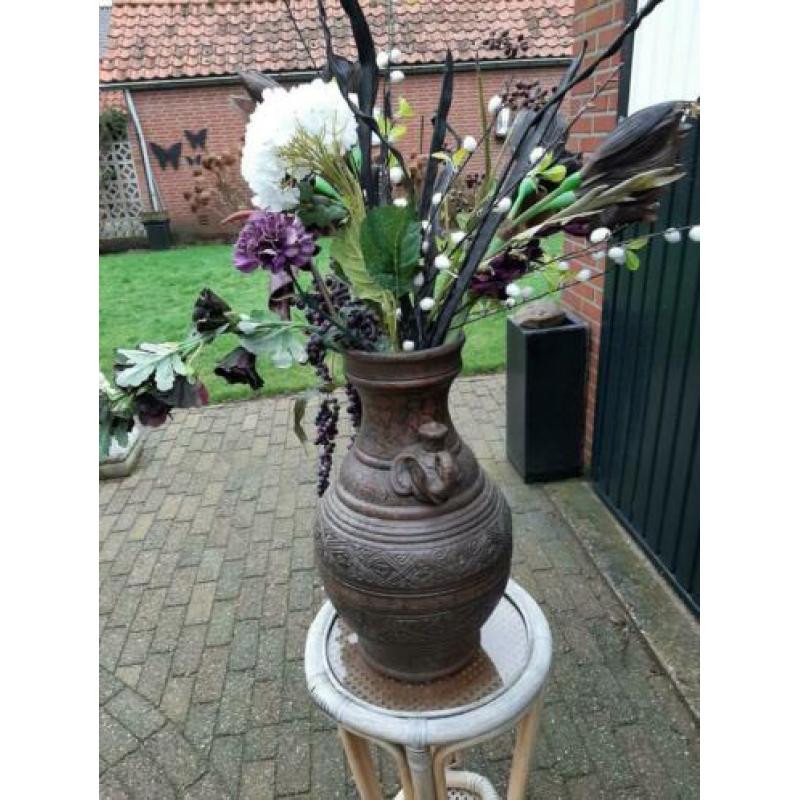 Vaas met kunstbloemen